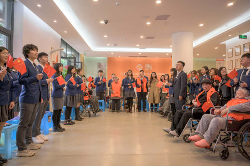 8|iQQtv
师生与老人们合唱《我和我的祖国》.jpg