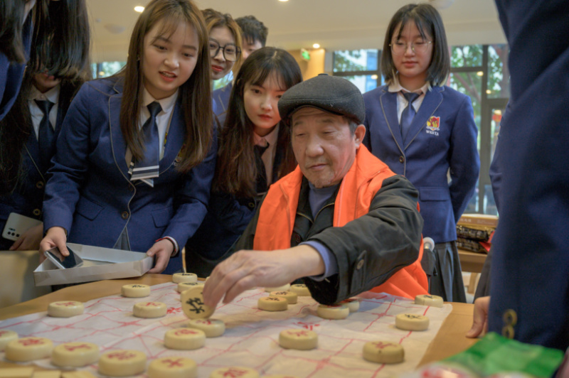 14|iQQtv
学子陪老人下棋.jpg