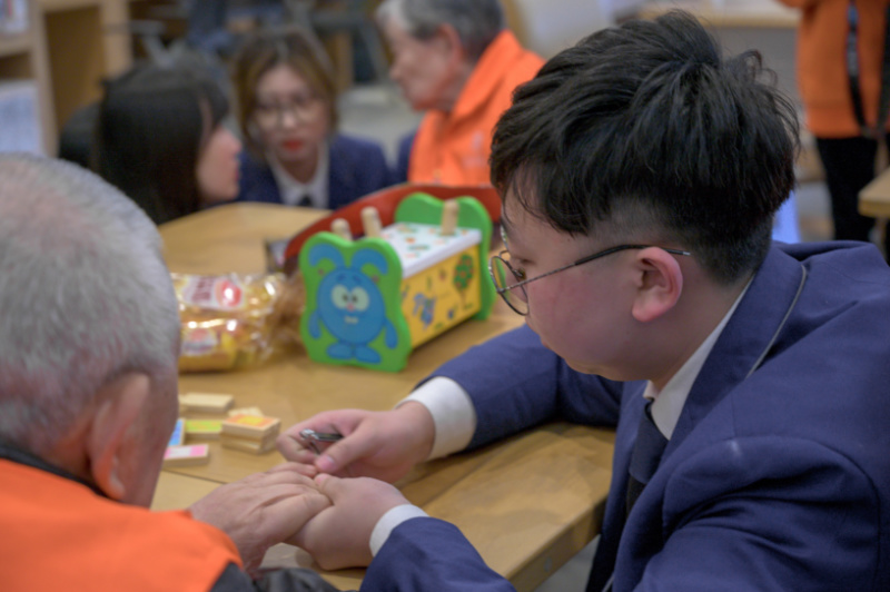 12|iQQtv
学子为老人剪指甲.jpg