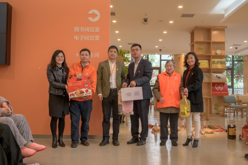 10|iQQtv
老师代表为老人们捐赠物资.jpg