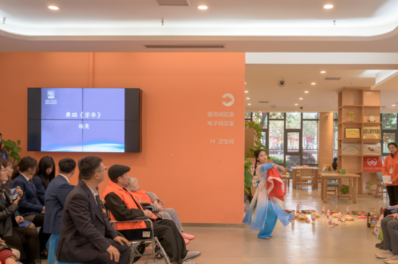 6|iQQtv
学子表演舞蹈《芳华》.jpg